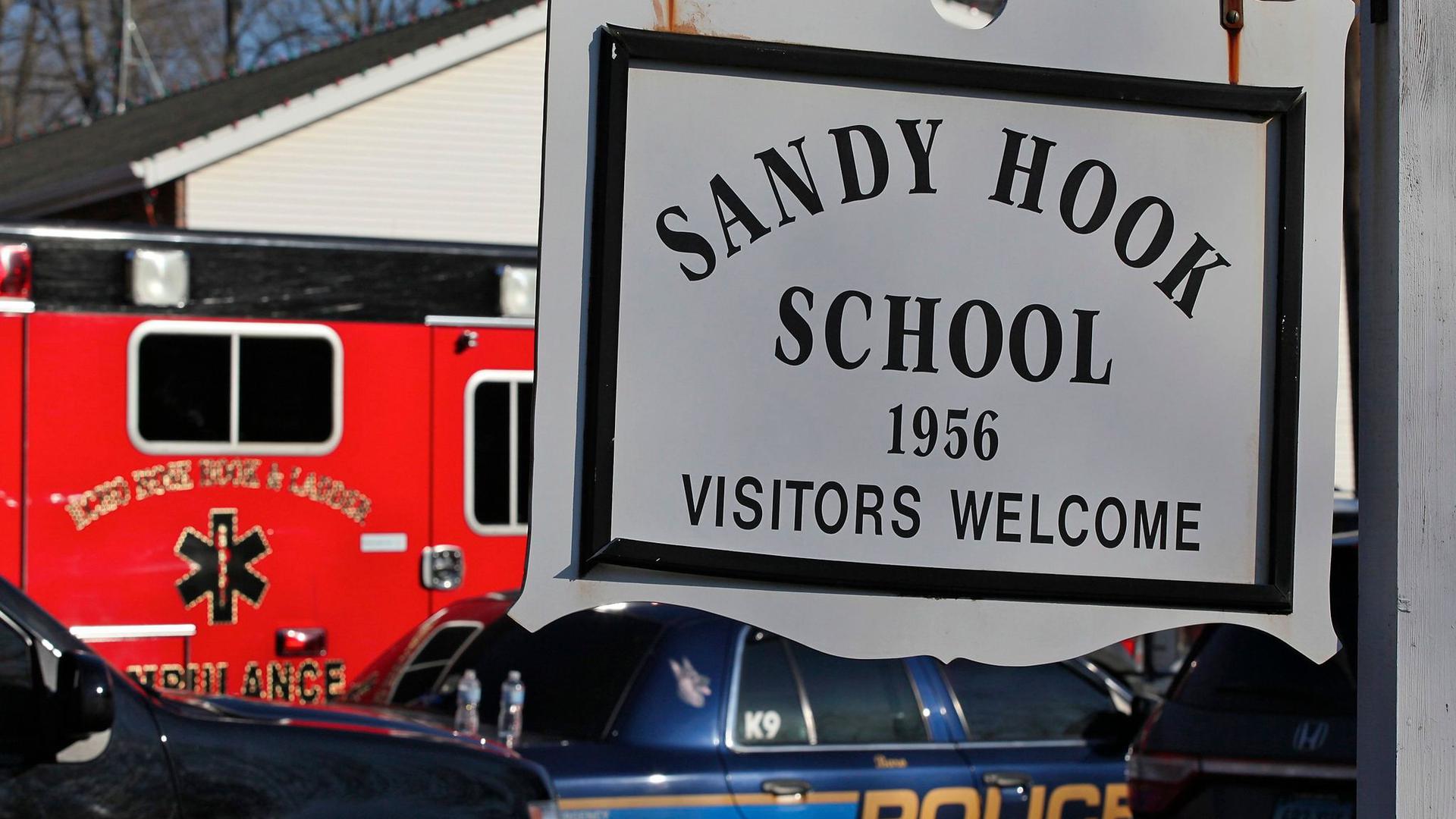 Im Dezember 2012 wird schon einmal eine Grundschule Schauplatz eines grausamen Amoklaufs: Der Name „Sandy Hook“ aus dem Ort Newtown im Bundesstaat Connecticut brennt sich ins Gedächtnis der USA ein.