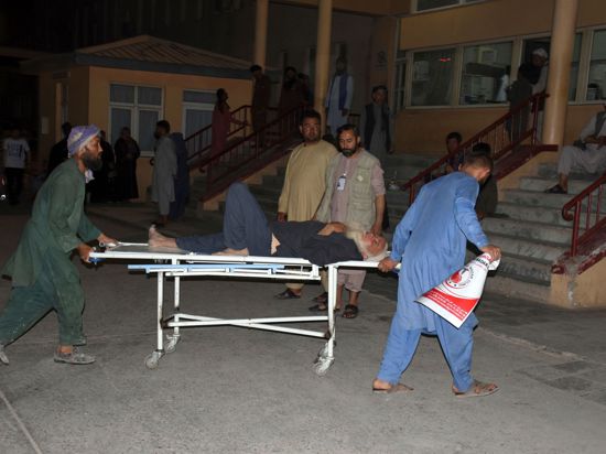 Ein Verletzter wird nach einem Bombenanschlag in Masar-e Scharif in ein Krankenhaus gebracht.