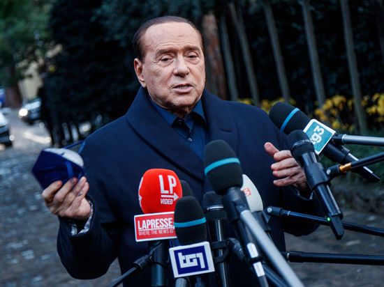 Silvio Berlusconi steht Medienvertretern Rede und Antwort.
