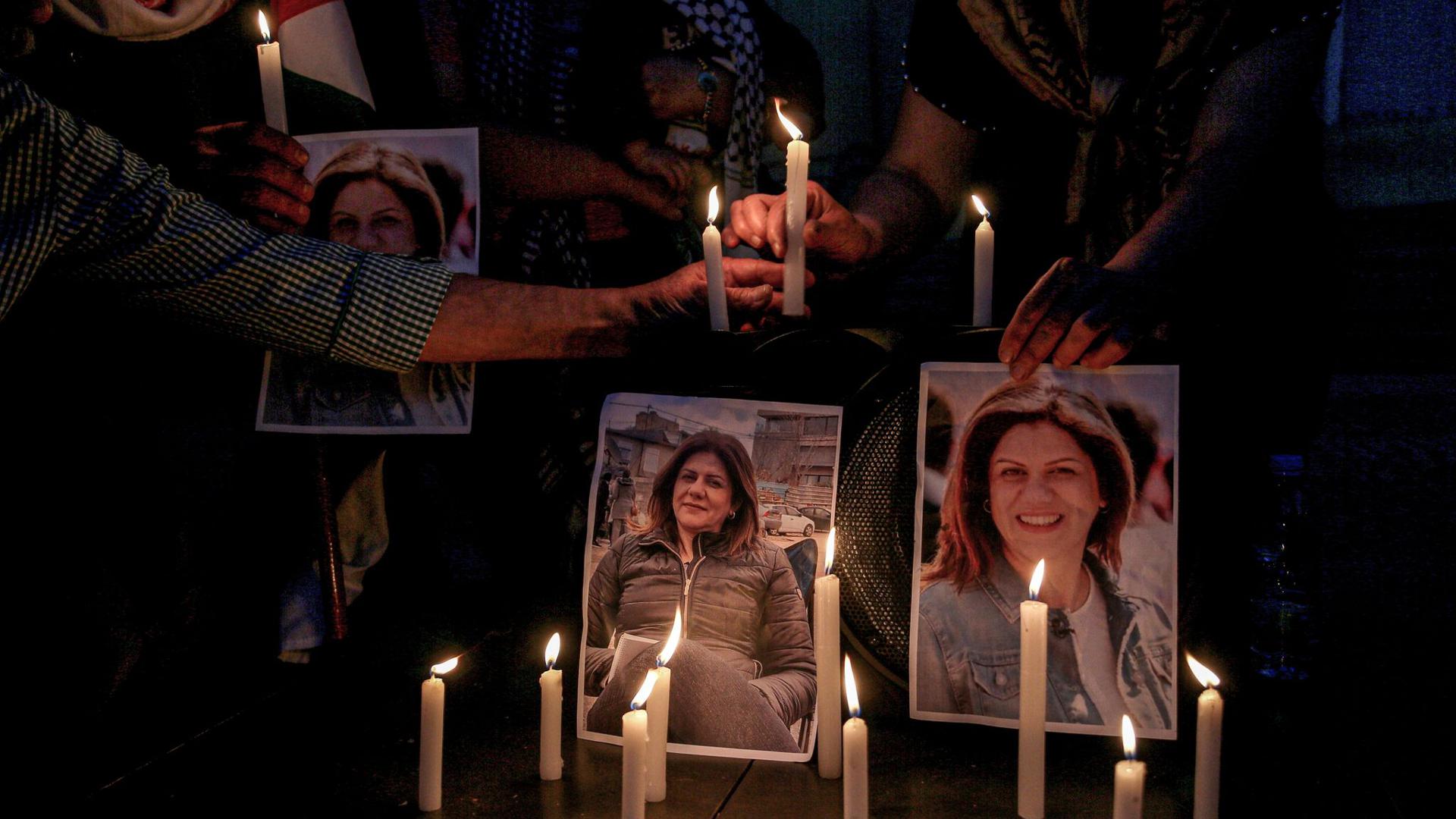 Im Libanon wird eine Mahnwache für die getötete Al-Dschasira-Journalistin Schirin Abu Akle gehalten (Archivbild).