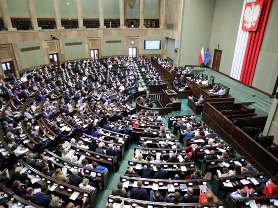 Die Disziplinarkammer für Richter in Polen ist umstritten. Der Sejm hat nun ein Gesetz zur Abschaffung gebilligt.
