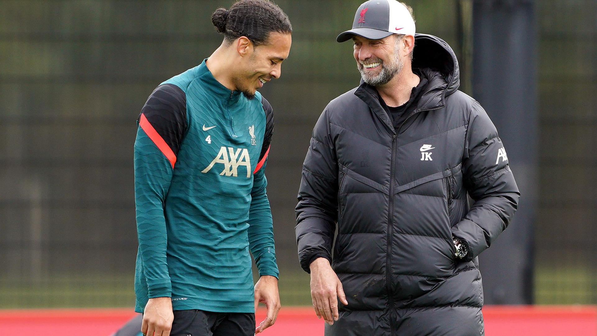 Liverpool-Trainer Jürgen Klopp (r) beim Training im Gespräch mit Virgil van Dijk.