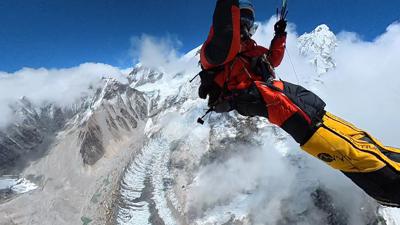 Pierre Carter ist mit einem Gleitschirm vom Mount Everest abgehoben.