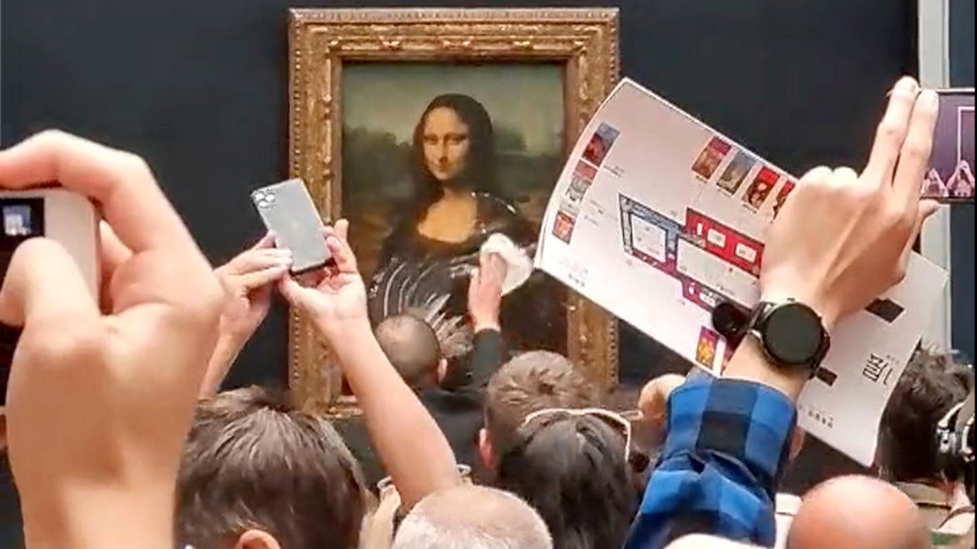 Das Gemälde von Leonardo da Vinci wurde mit einem Tortenstück beworfen – aber dabei glücklicherweise nicht beschädigt.