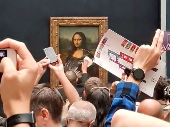 Das Gemälde von Leonardo da Vinci wurde mit einem Tortenstück beworfen – aber dabei glücklicherweise nicht beschädigt.