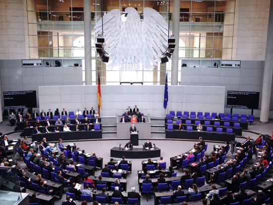 Kanzler Olaf Scholz (SPD) spricht im Bundestag.