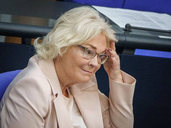 Verteidigungsministerin Christine Lambrecht verfolgt die Debatte im Plenarsaal des Bundestags.