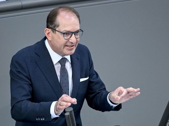 Alexander Dobrindt, Vorsitzender der CSU-Landesgruppe, spricht im Deutschen Bundestag.