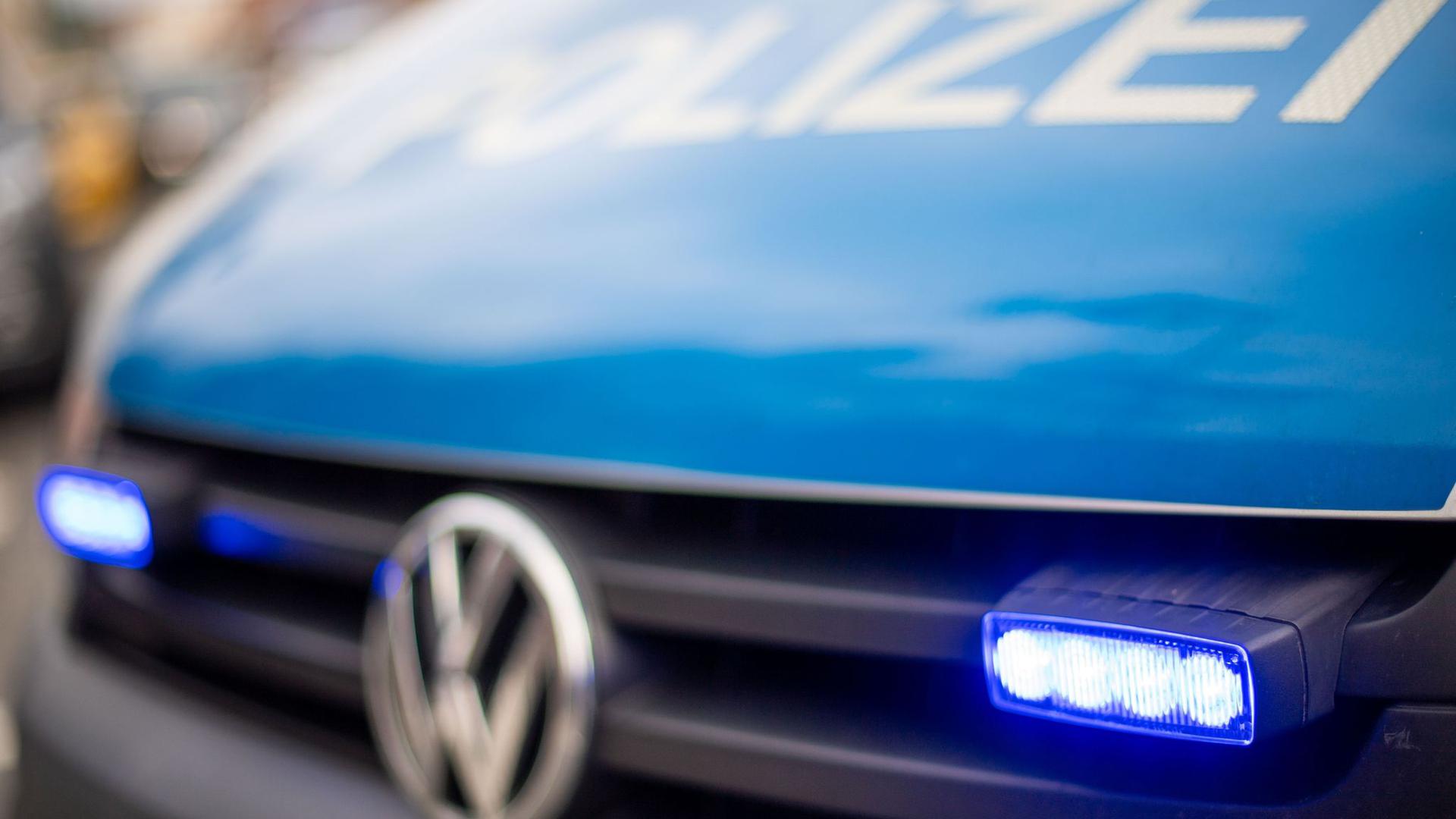 Nach Messerstichen in einem Bus in Berlin hat die Polizei zwei Männer festgenommen.