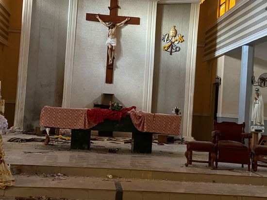 Blick auf den Altar der katholischen Kirche St. Francis nach einem Angriff, in dem Dutzende Menschen getötet worden sind.