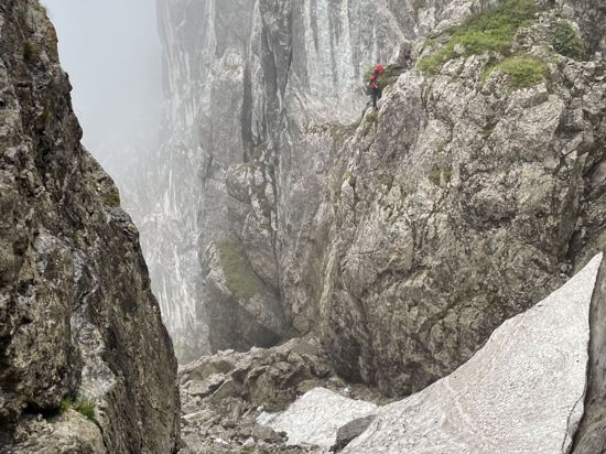 Rettungskräfte in der Nähe des Spripsenjochs im Tiroler Kaisergebirge in einem Berghang, in dem es zu dem Felssturz kam.