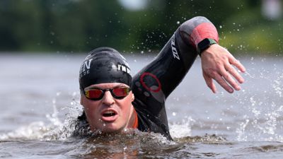 Joseph Heß bei einer Trainingseinheit in der Elbe. Der Chemnitzer startete seinen Schwimm-Marathon von der Quelle bis zur Mündung des Rheins.
