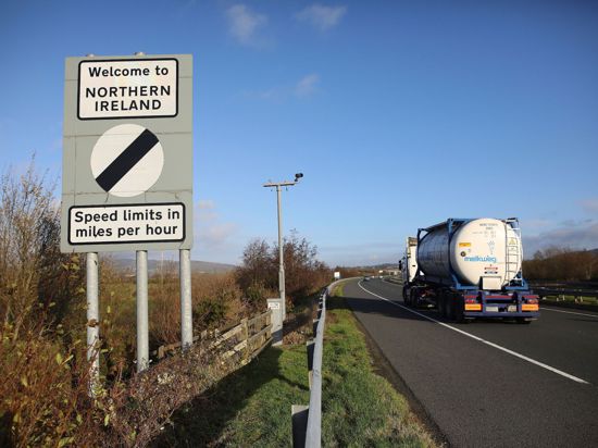 Ein Straßenschild mit der Aufschrift „Willkommen in Nordirland“ steht am Straßenrand an der Grenze zwischen Nordirland und der Republik Irland.