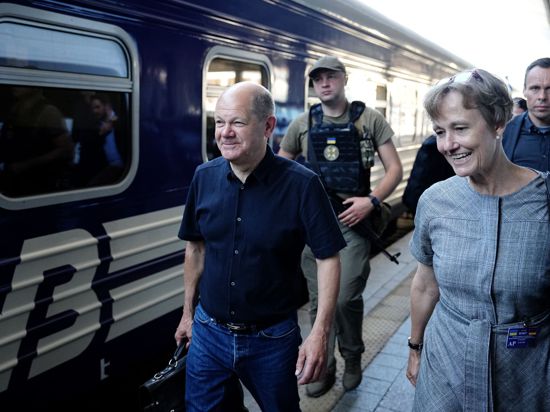 Olaf Scholz nach seiner Ankunft am Bahnhof in Kiew. Deutschlands Botschafterin in Kiew, Anka Feldhusen, nimmt ihn auf dem Bahnsteig in Empfang.