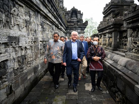 Bundespräsident Frank-Walter Steinmeier (M) wird durch die Tempelanlage Borobudur geführt. Der rund 1200 Jahre alte stufenförmige Tempel gilt als bedeutendstes buddhistisches Bauwerk auf Java und größter buddhistischer Tempel der Welt.