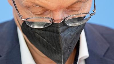 Bundesgesundheitsminister Karl Lauterbach empfiehlt, Masken in Innenräumen zu tragen.