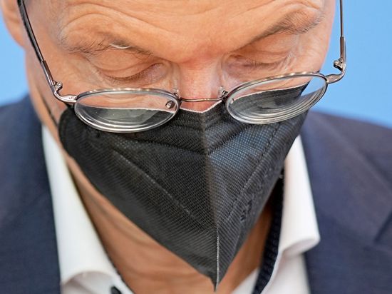 Bundesgesundheitsminister Karl Lauterbach empfiehlt, Masken in Innenräumen zu tragen.