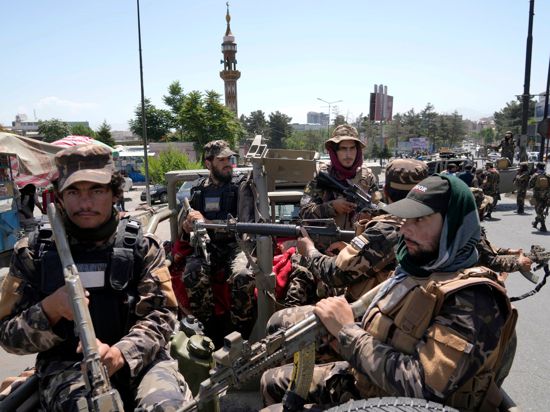 Taliban-Kämpfer halten Wache am Ort einer Explosion.