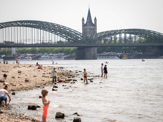 Hohe Temperaturen haben auch die Menschen in Köln ins Schwitzen gebracht.