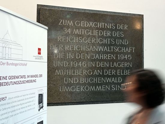 Im Palais des Bundesgerichtshof hängt die umstrittene Gedenktafel, mit der an NS-Juristen erinnert wird, die nach dem Zweiten Weltkrieg im Gefangenenlager starben.