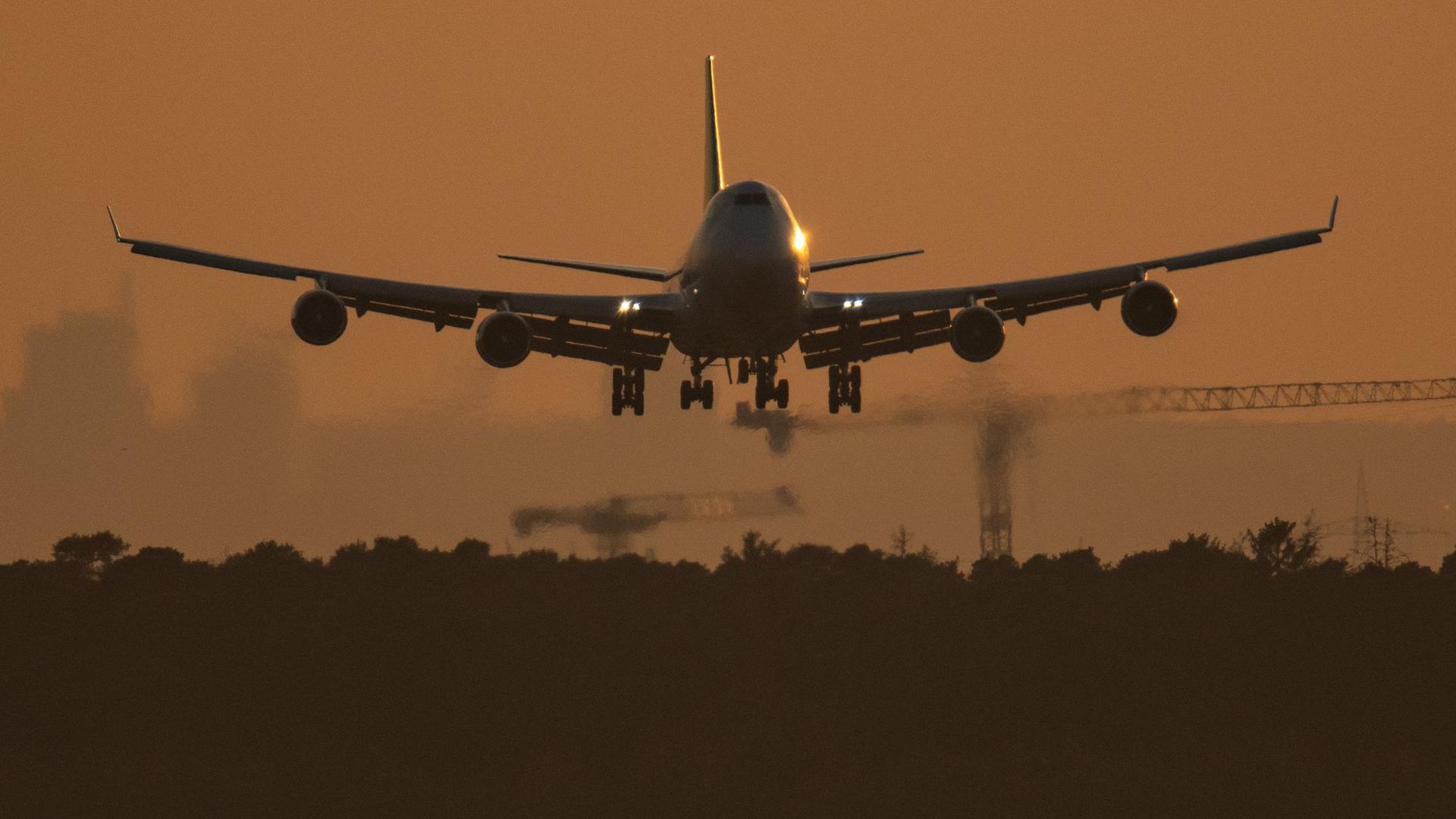 Eine Boeing 747 landet im letzten Licht des Tages auf dem Flughafen Frankfurt.