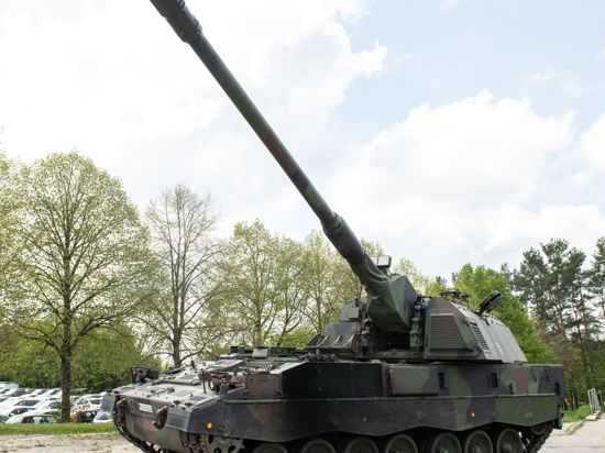 Eine Panzerhaubitze 2000 steht auf dem Gelände der Albkaserne.