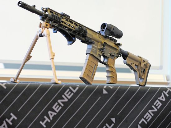 Das halbautomatische Sturmgewehr Modell CR223 steht auf einem Tisch.