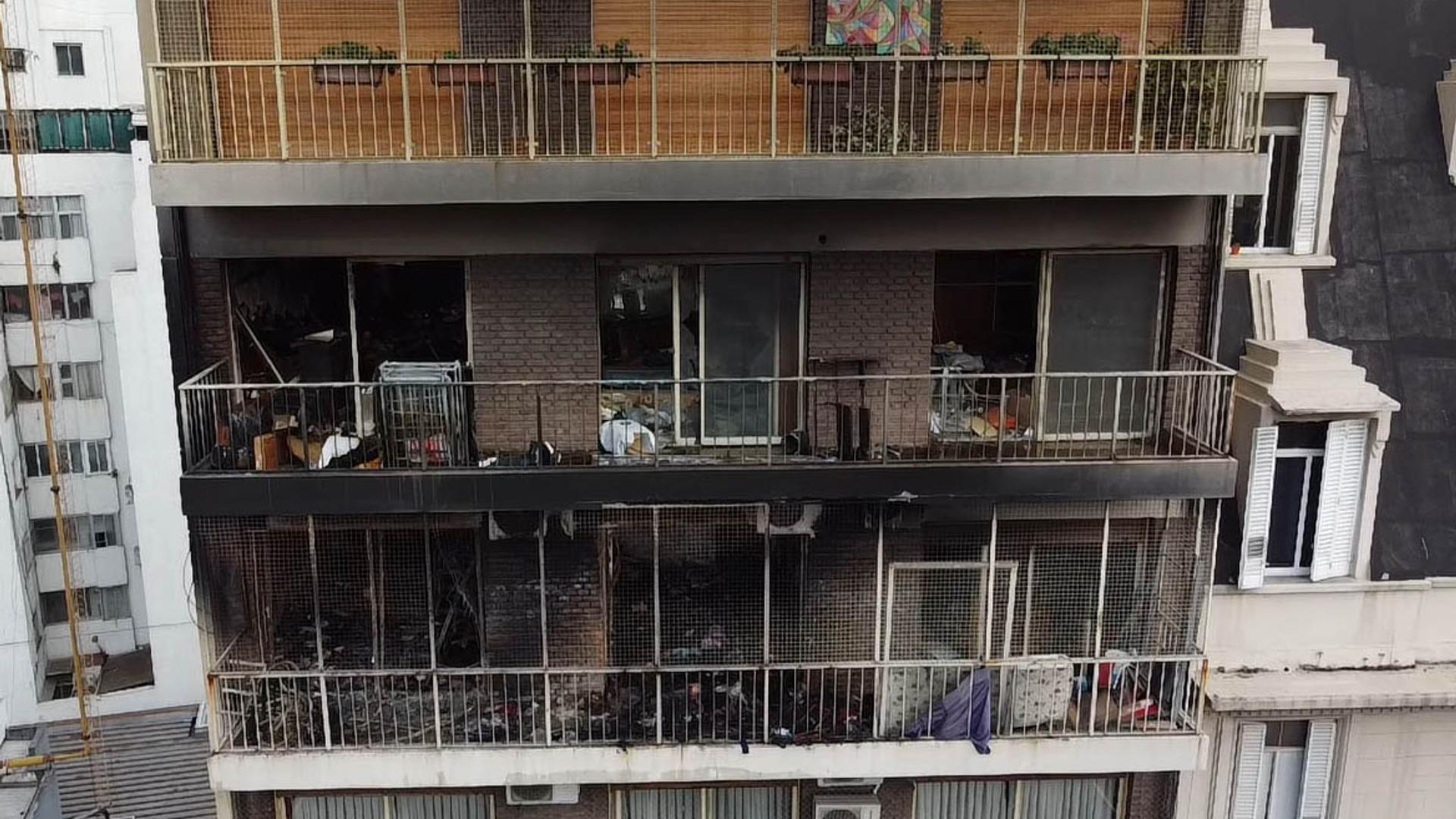 Blick auf das Wohnhaus nach einem schwerem Brand im Zentrum der argentinischen Hauptstadt.