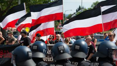 Anhänger der rechtsextremen Kleinstpartei „Die Rechte“ lassen bei einer Demonstration in Kassel ihre Fahnen wehen.