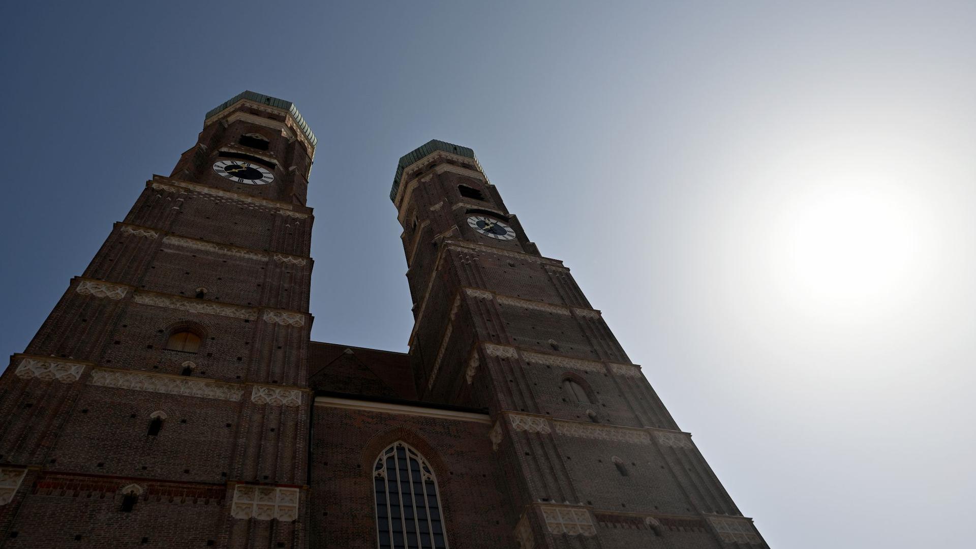 Die Türme des Münchner Doms. Die Zahl der Austritte aus der katholischen Kirche ist auch in Bayern massiv in die Höhe geschnellt.