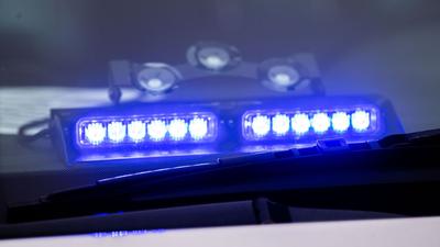 Ein Blaulicht ist unter der Frontscheibe eines Einsatzfahrzeugs der Polizei angebracht. (Archivbild)