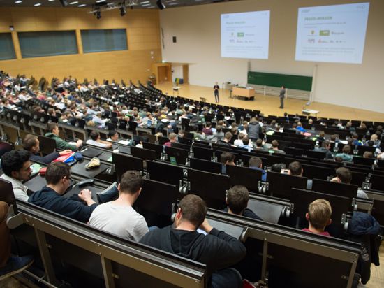 Studierende sitzen in einem Hörsaal der Technischen Universität Dresden.