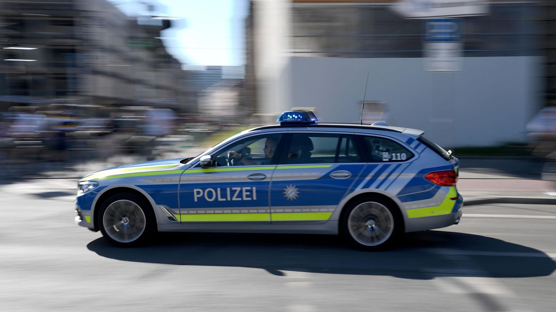 Ein Polizeiauto im Einsatz.