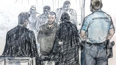 Diese Gerichtsskizze zeigt den Hauptangeklagten Salah Abdeslam (M) während des Prozesses um die Pariser Terroranschläge vom November 2015.