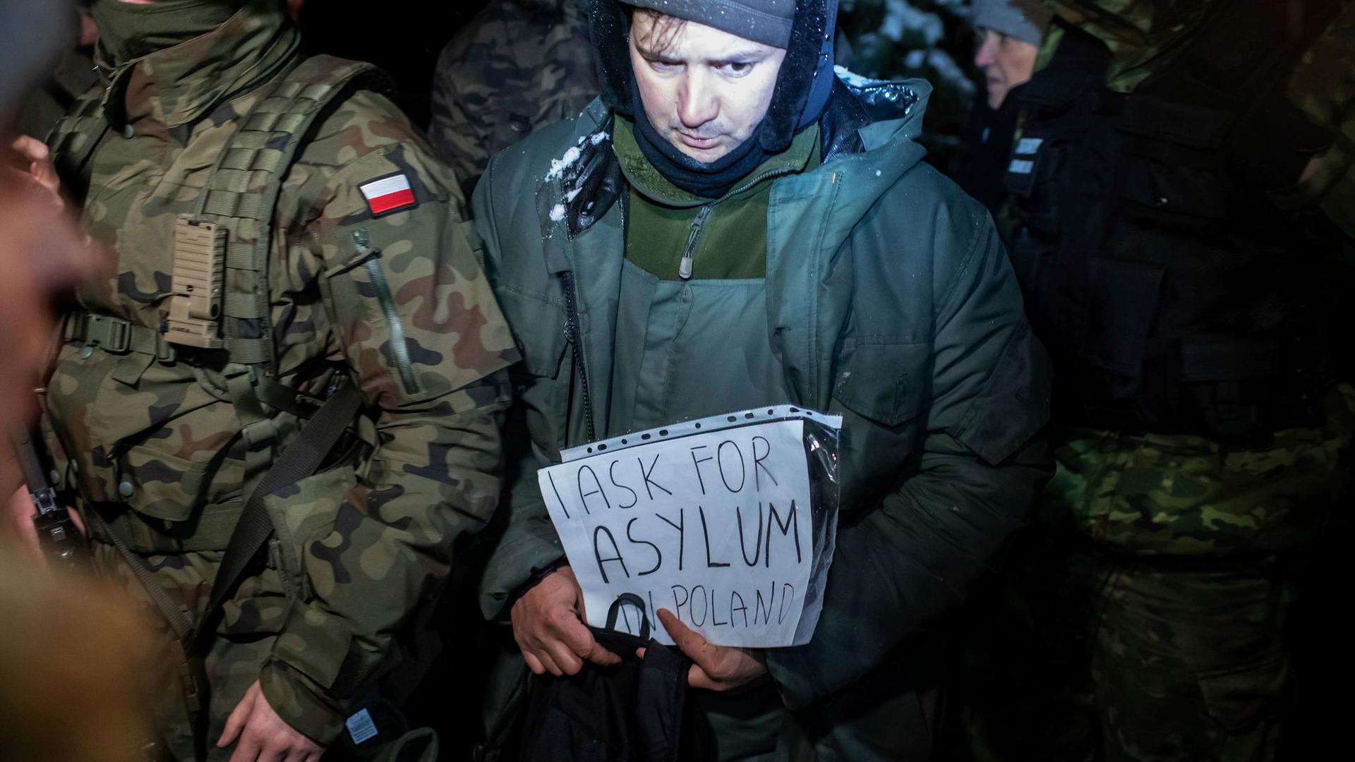 Ein Asylbewerber aus Syrien, der im Dezember 2021 von polnischen Grenzbeamten in Gewahrsam genommen wurde.