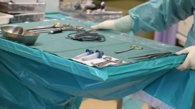 Operationswerkzeug in einem Operationssaal. Die registrierte Zahl der Behandlungsfehler bewegt sich auf einem weitgehend unveränderten Niveau.