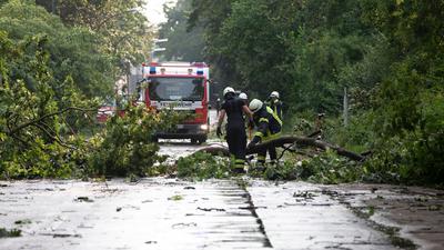 Einsatz der Kölner Feuerwehr nach dem Unwetter.