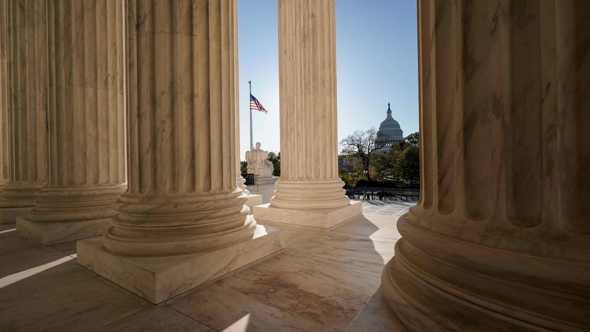 Blick auf die Säulen des Obersten Gerichtshofs im Hintergrund das US-Kapitol.