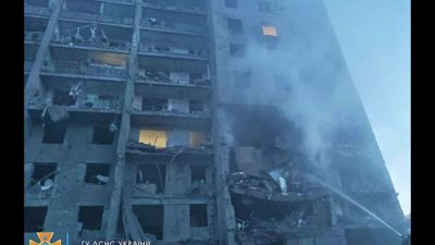 Feuerwehrleute versuchen nach russischen Raketenangriffen die Flammen in einem Wohnhaus in Odessa zu löschen.
