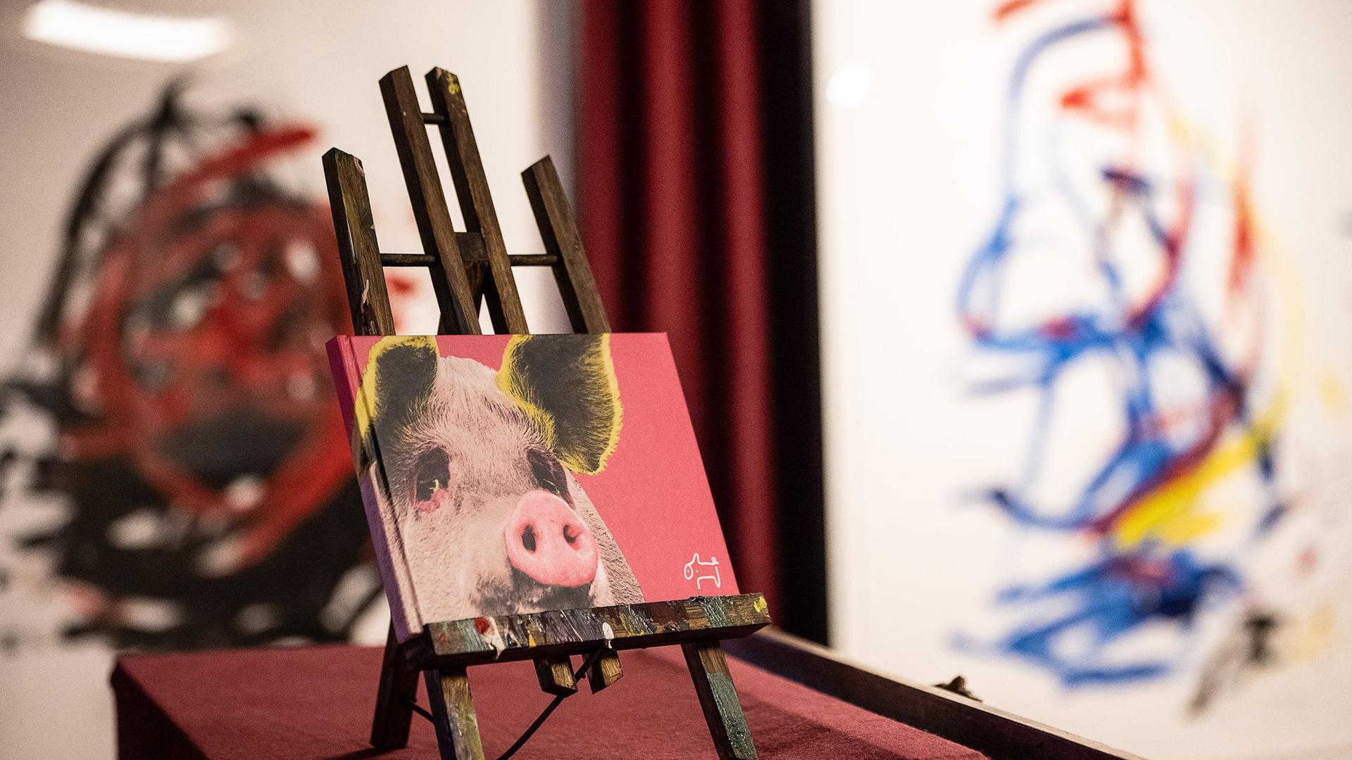 Die Werke des in Südafrika lebenden Schweins „Pigcasso“ wurden bereits in London und Amsterdam ausgestellt. Jetzt kommen sie nach Hann.Münden.
