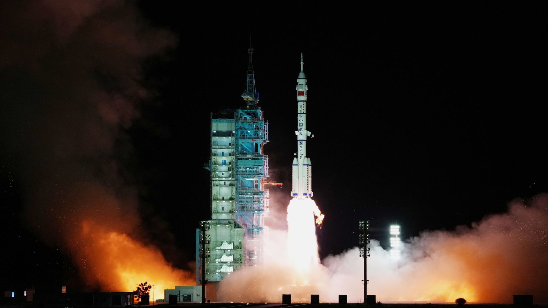Das Raumschiff „Shenzhou 13“ mit drei chinesischen Astronauten startet vom Jiuquan Satellite Launch Center.