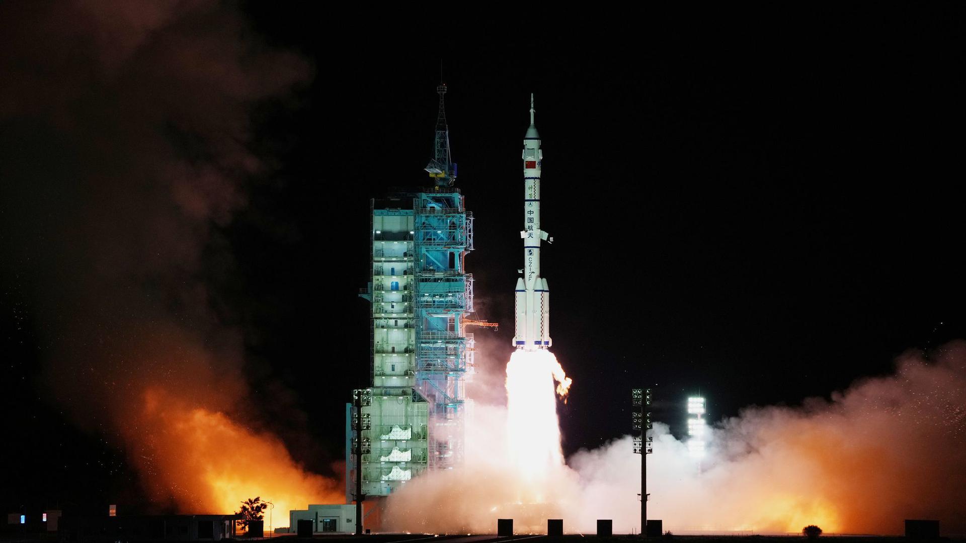 Das Raumschiff „Shenzhou 13“ mit drei chinesischen Astronauten startet vom Jiuquan Satellite Launch Center. Nasa-Chef Nelson hat vor dem chinesischen Weltraumprogramm gewarnt.