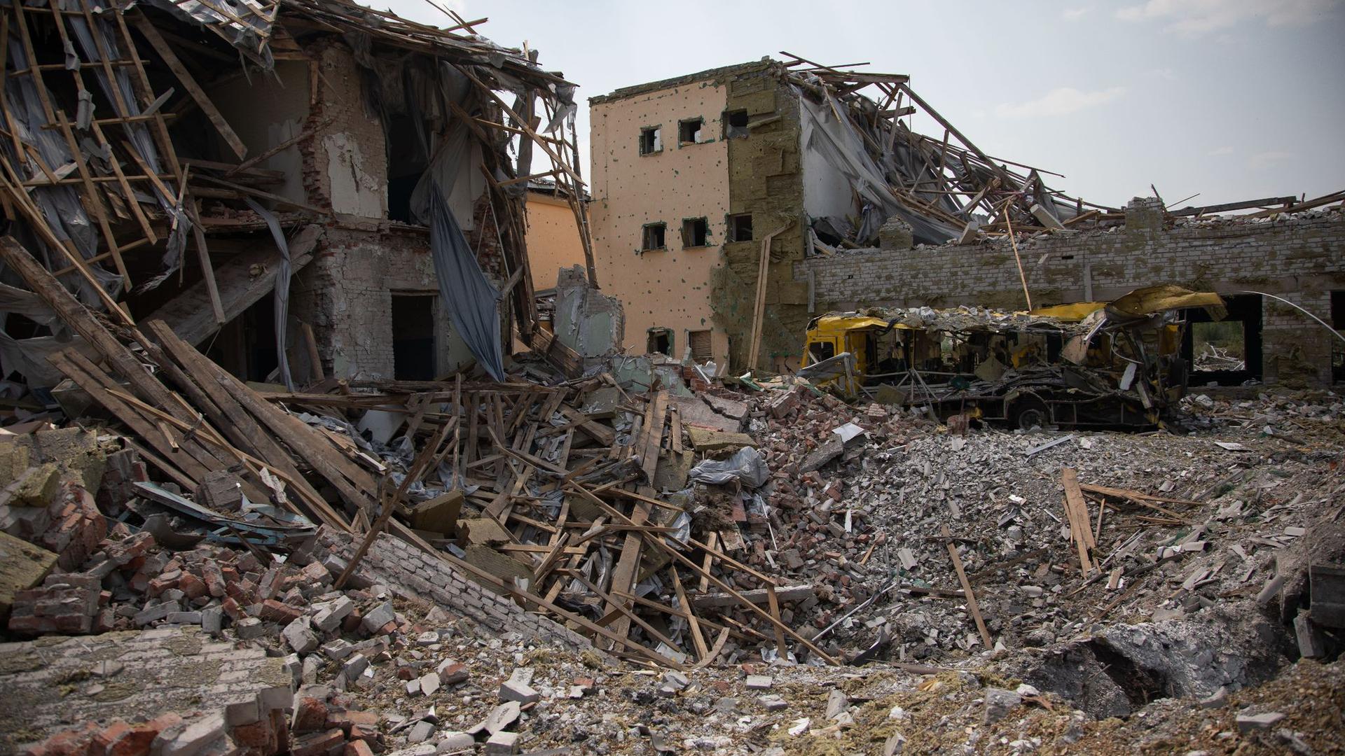 Eine durch einen Raketenangriff zerstörte Schule im Dorf Majaky am Rande von Slowjansk.