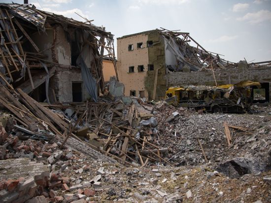 Eine durch einen Raketenangriff zerstörte Schule im Dorf Majaky am Rande von Slowjansk.