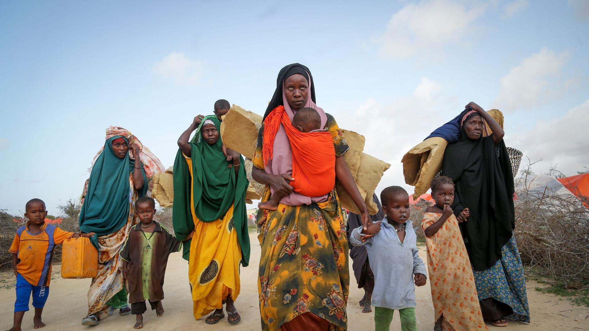 Somalier, die aus den von der Dürre betroffenen Gebieten geflohen sind, kommen in einem behelfsmäßigen Lager für Vertriebene am Stadtrand von Mogadischu an.