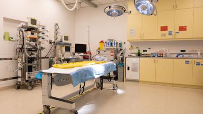Blick in einen Schockraum, auch Reanimationsraum, in einem Krankenhaus in Osnabrück.