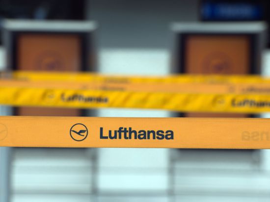 Weil zu viel und zu lange gespart wurde, fehle es sowohl am Boden als auch in den Flugzeugen an Personal, kritisierten die Betriebsräte der Lufthansa.