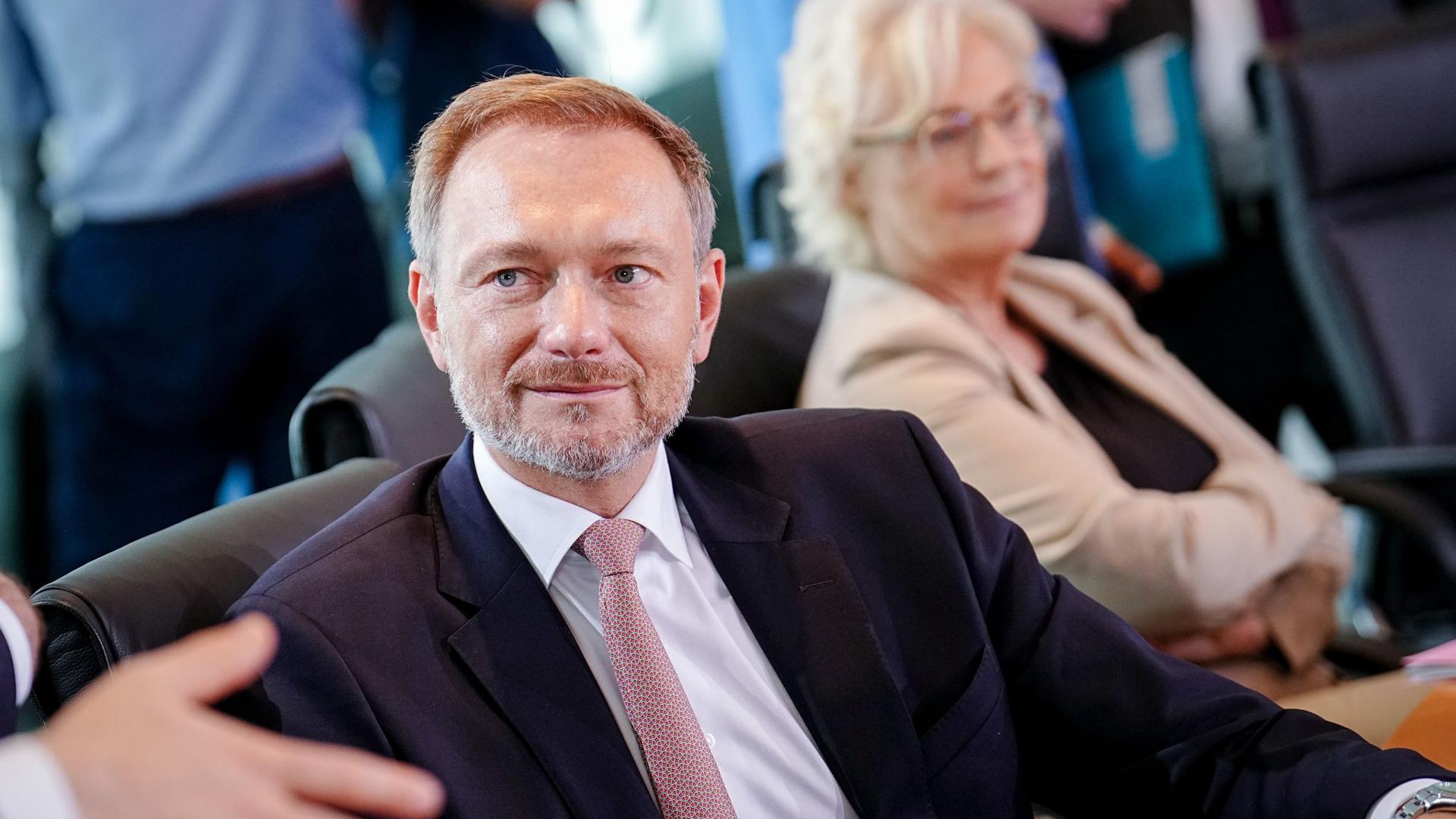 Finanzminister Christian Lindner (FDP) und Verteidigungsministerin Christine Lambrecht (SPD) bei einer Sitzung des Bundeskabinetts.