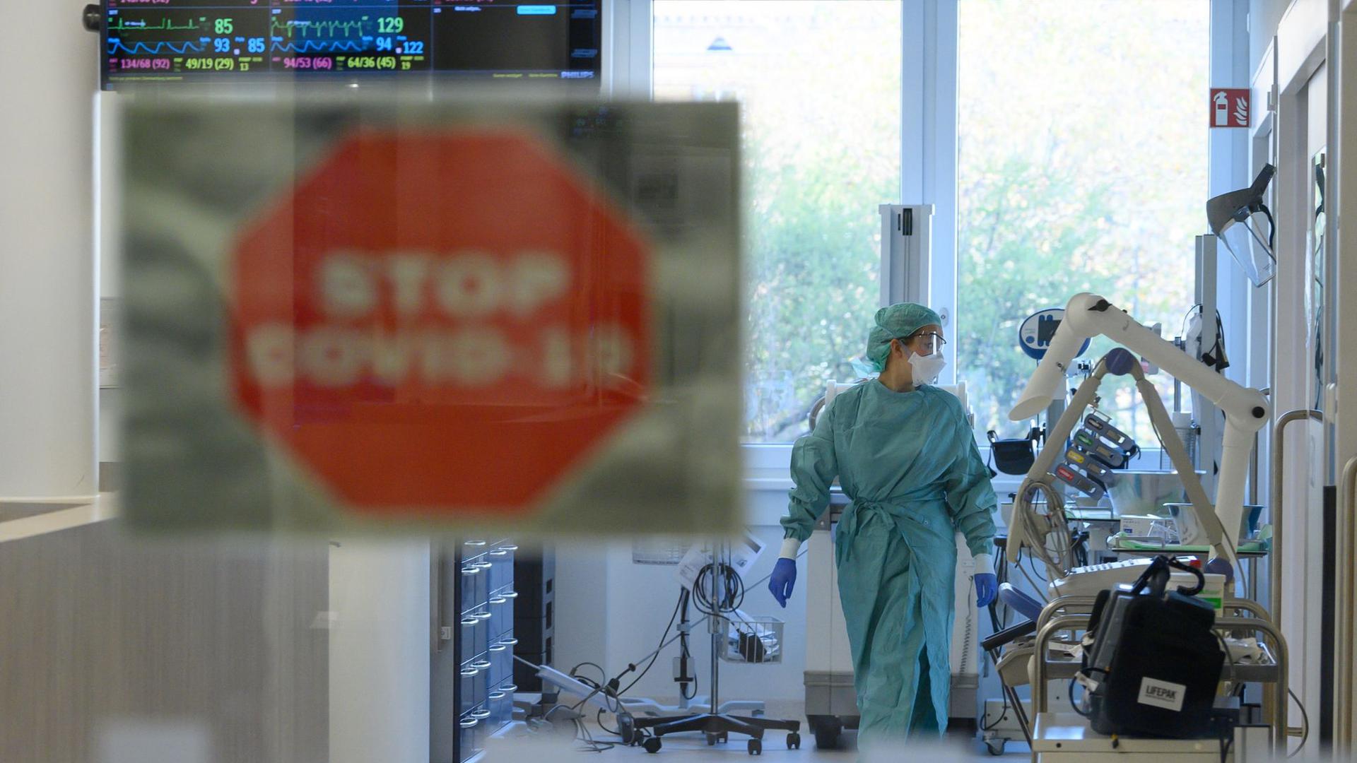 Eine Intensivpflegerin läuft in der Corona-Intensivstation des Universitätsklinikums Dresden über den Gang.
