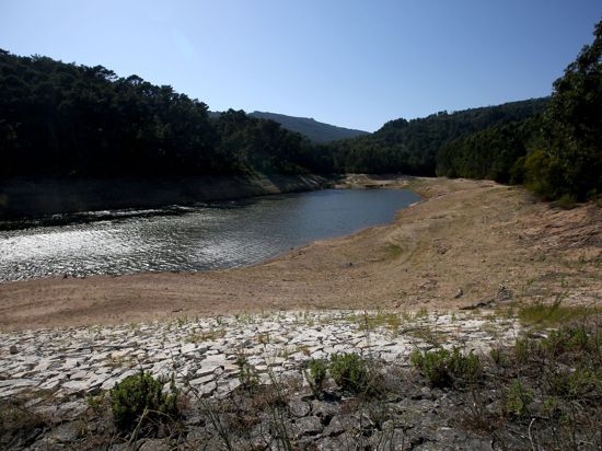 Niedriger Wasserstand des Staudamms Rio da Mula in Cascais.